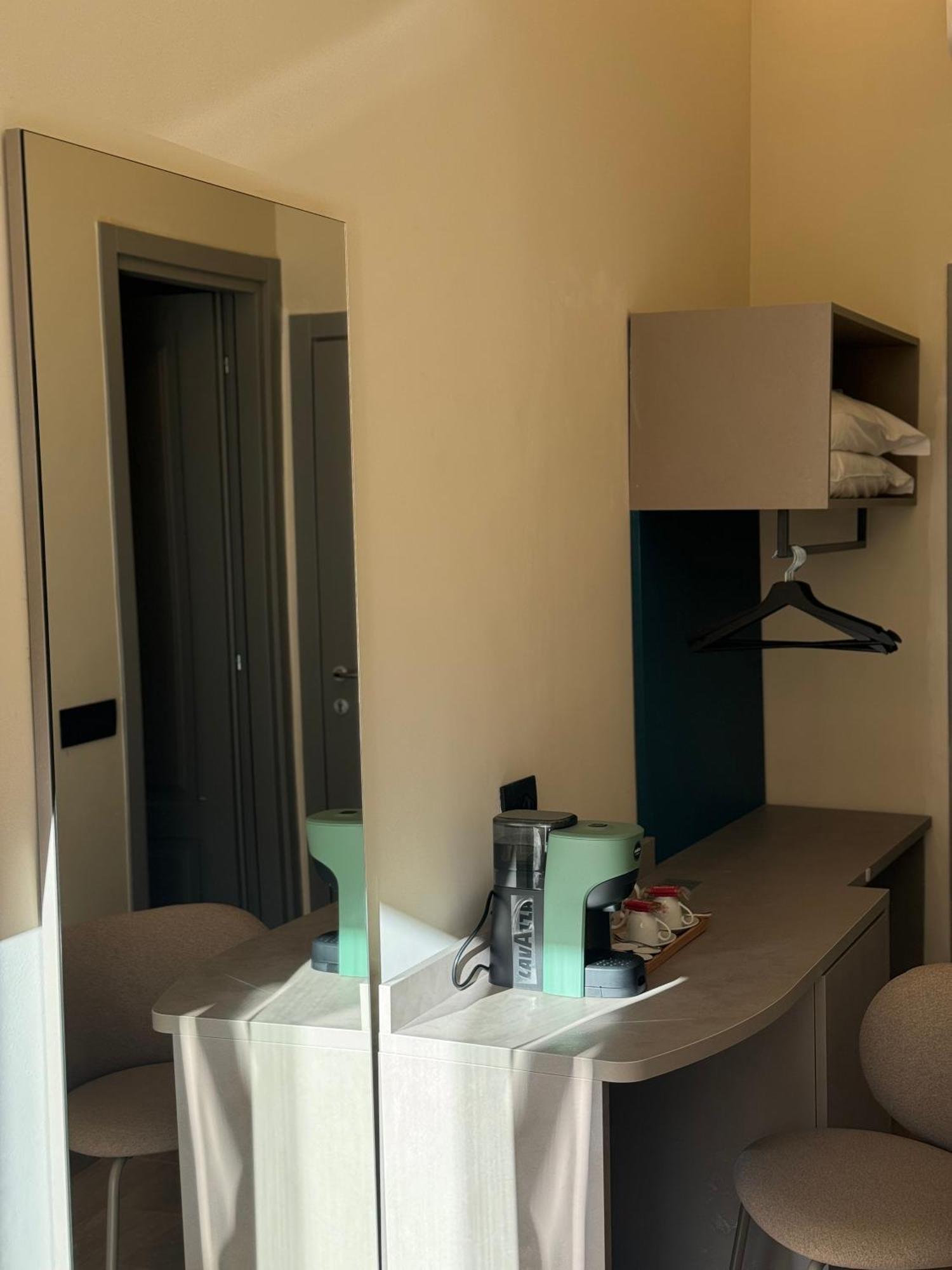 Apartment Honeycomb Rom