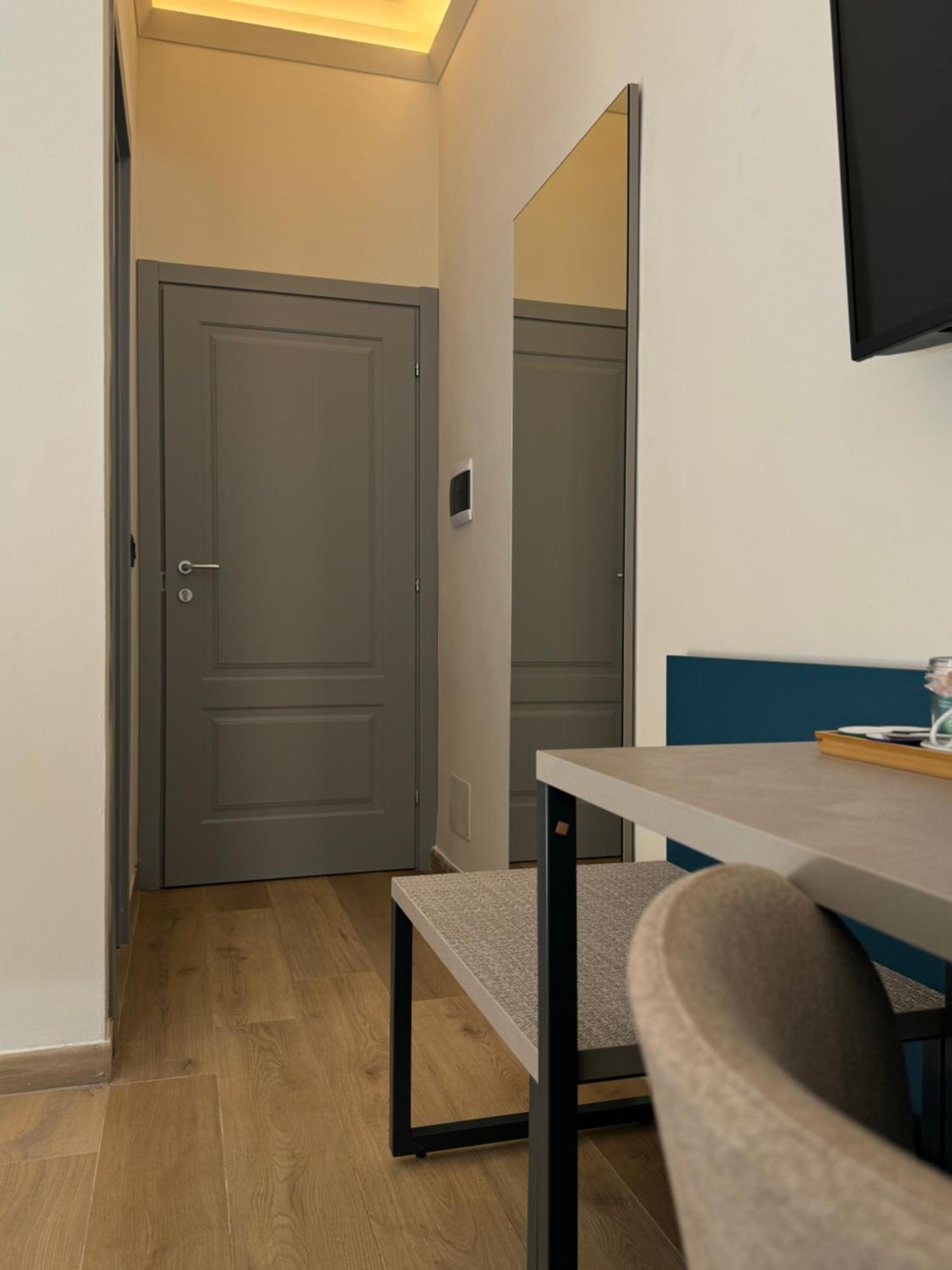 Honeycomb Apartment Rom