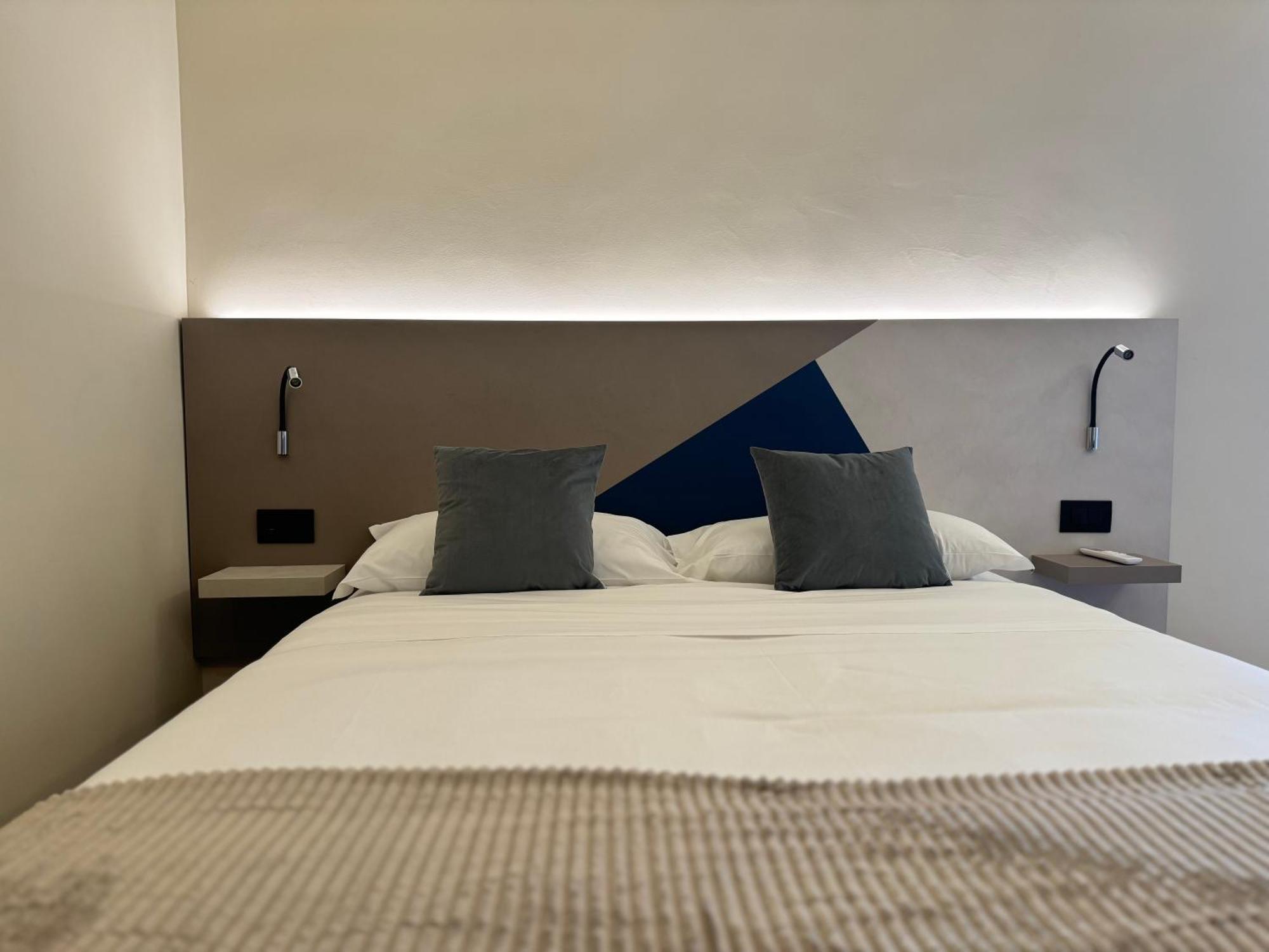 Honeycomb Apartment Rom