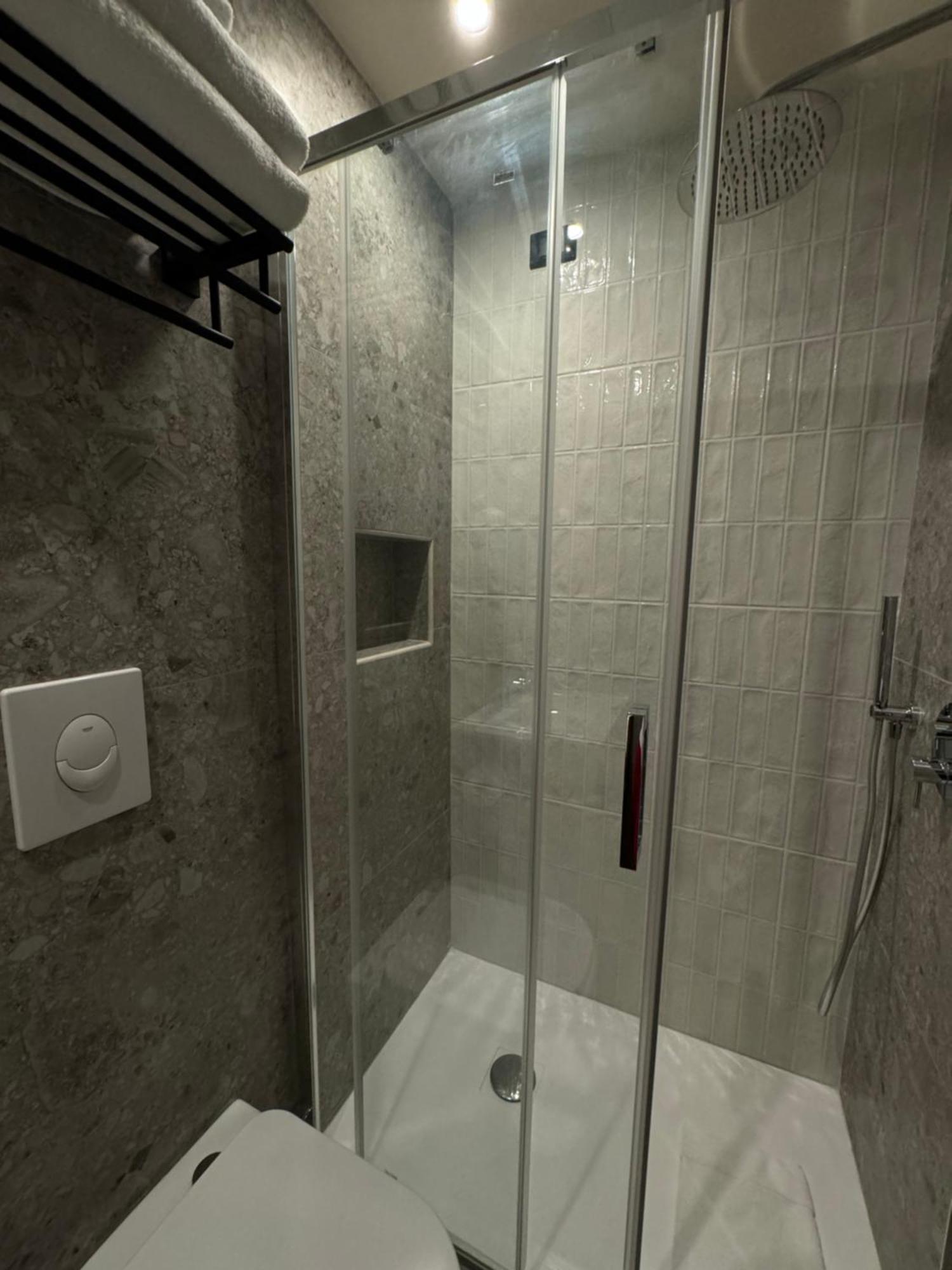 Honeycomb Apartment Rom